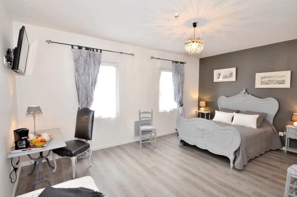 Hotel De La Villa Biron Сент-Уан Номер фото